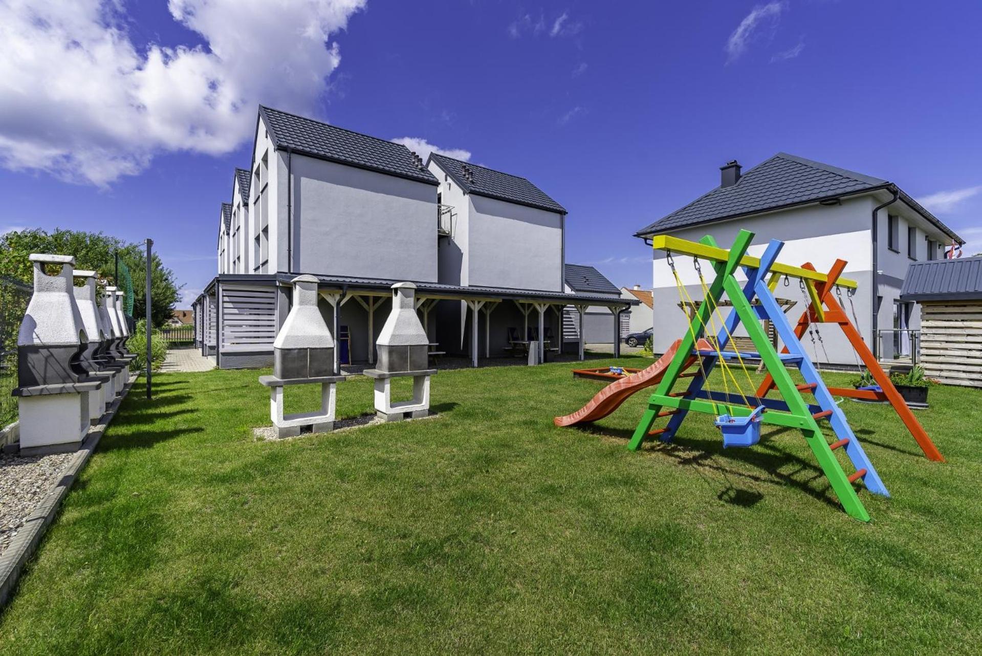 Frajda Domki - Apartamenty 6-Osobowe - Salon I Dwie Sypialnie Oraz Studia 4-Osobowe - Pokoj Z Aneksem Kuchennym Ревал Екстериор снимка