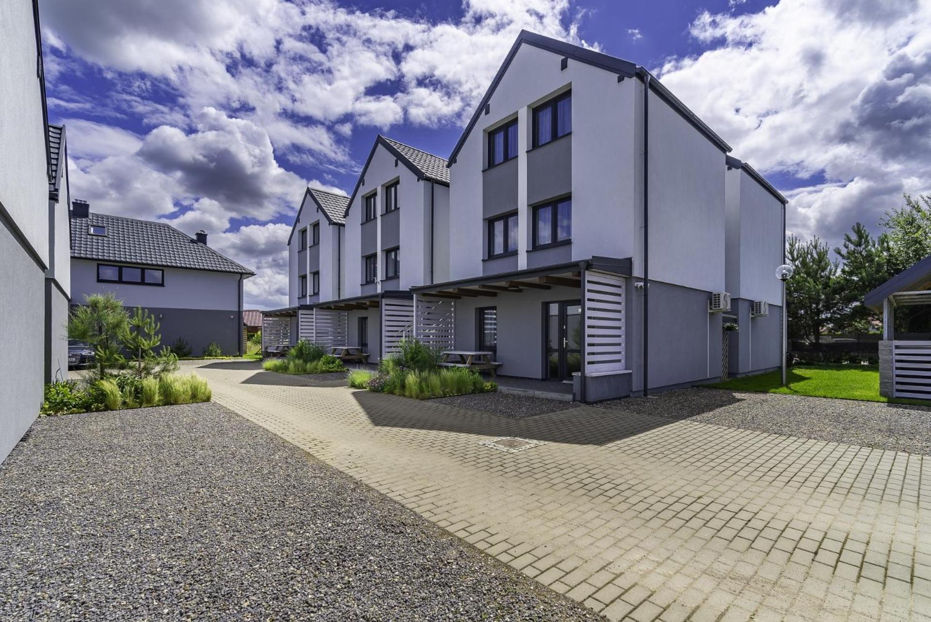 Frajda Domki - Apartamenty 6-Osobowe - Salon I Dwie Sypialnie Oraz Studia 4-Osobowe - Pokoj Z Aneksem Kuchennym Ревал Екстериор снимка
