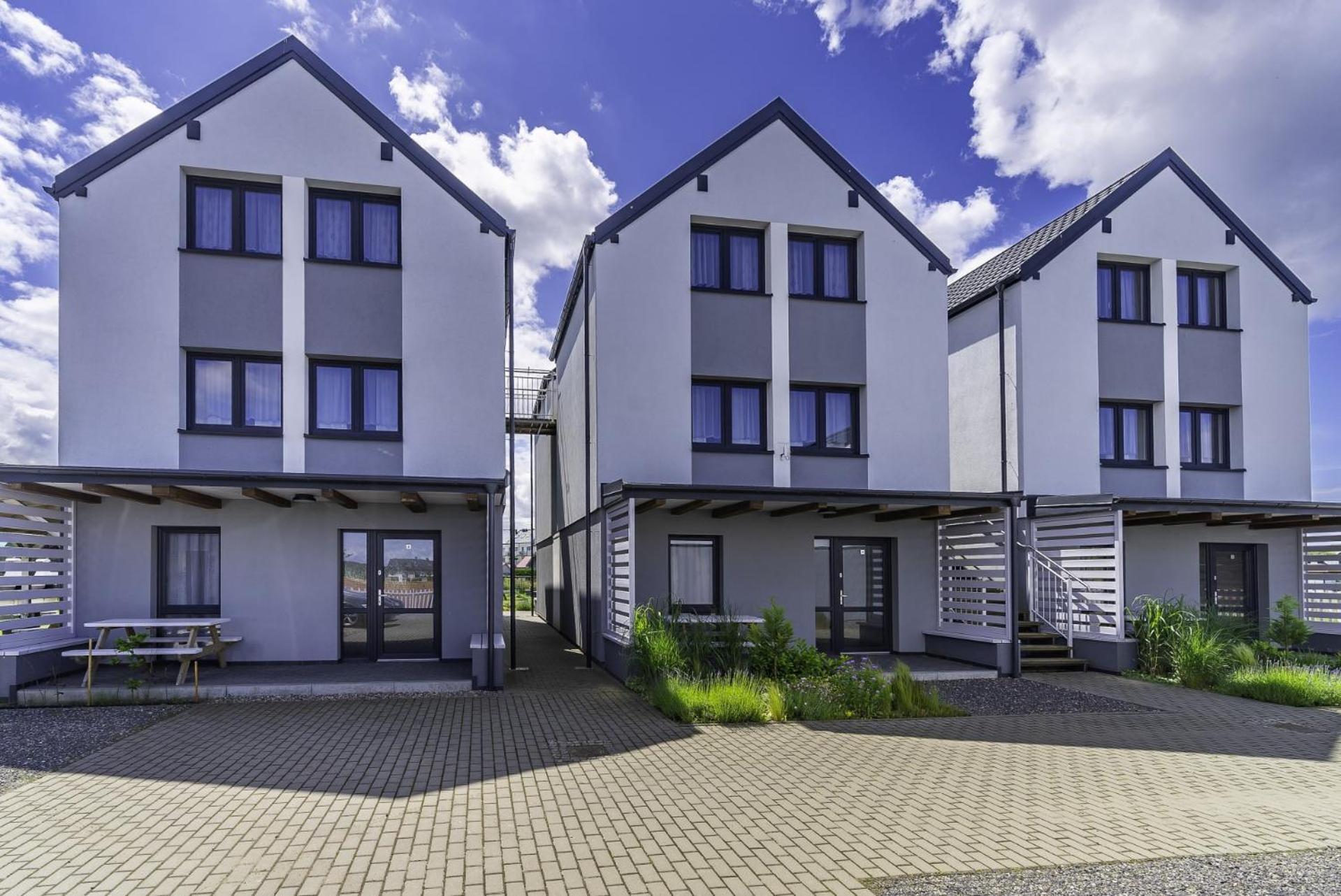 Frajda Domki - Apartamenty 6-Osobowe - Salon I Dwie Sypialnie Oraz Studia 4-Osobowe - Pokoj Z Aneksem Kuchennym Ревал Екстериор снимка